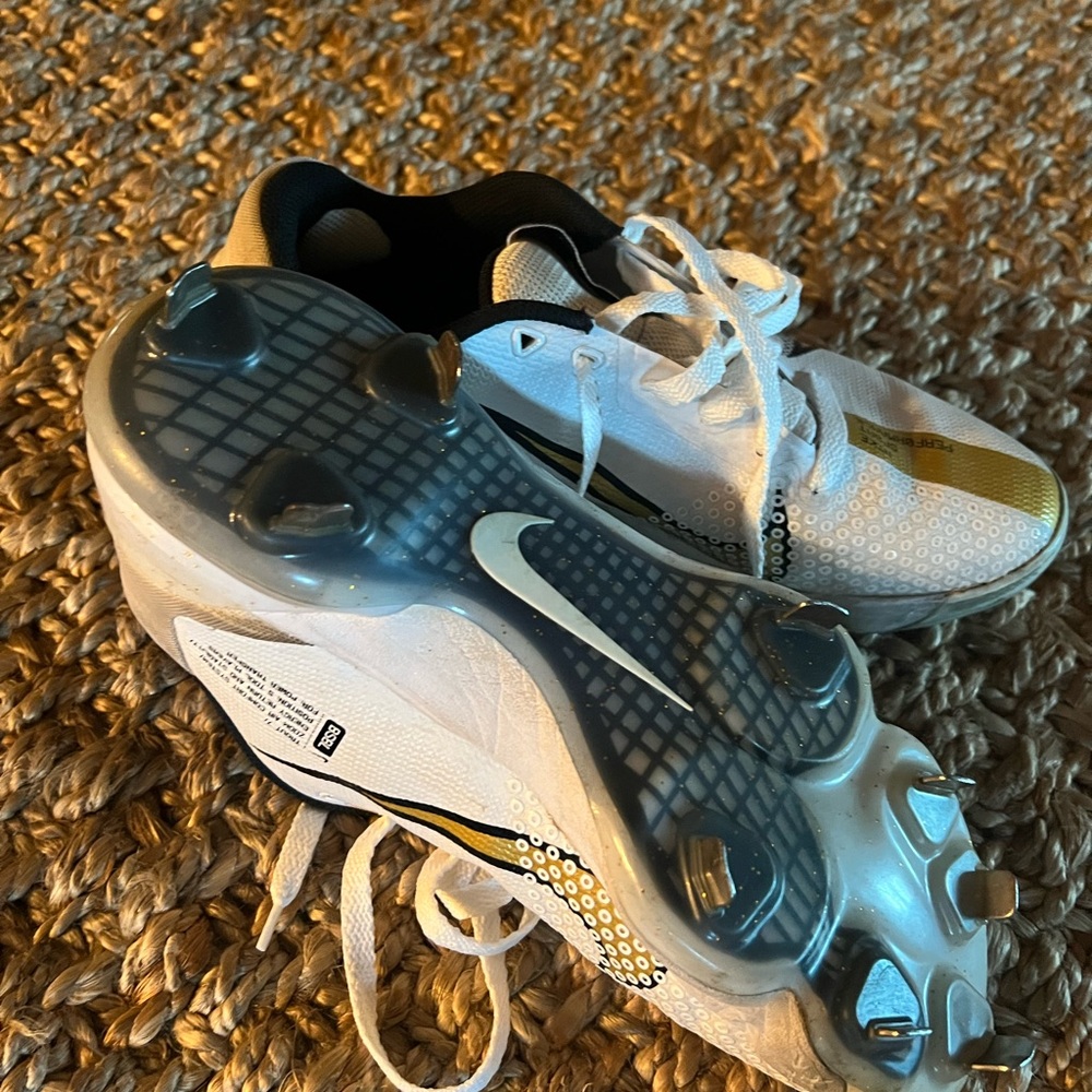 Men’s steal cleat